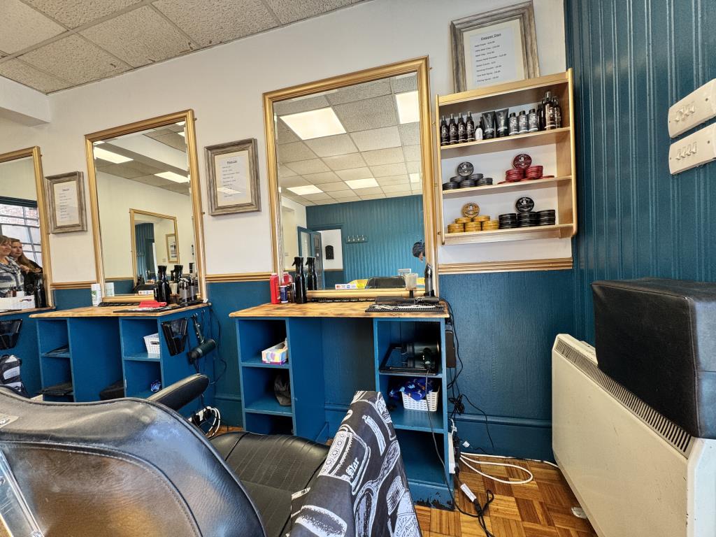 Lot: 76 - FREEHOLD MIXED USE INVESTMENT - Barbers